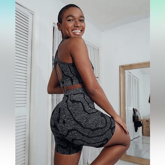 2 Piece Workout Set - Seamless High Waist Running Shorts & Sports Bra - Picture 5 of 15